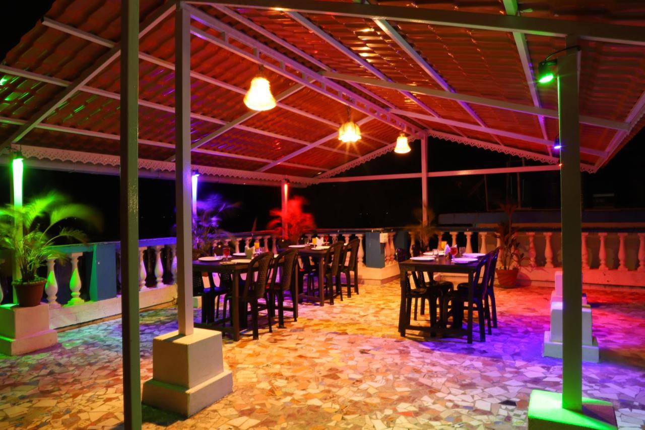 Baga Fantacia Beach Inn Exterior photo