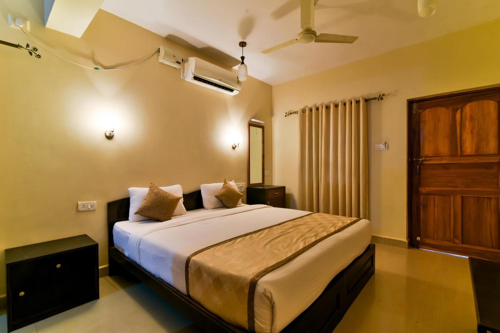 Baga Fantacia Beach Inn Exterior photo