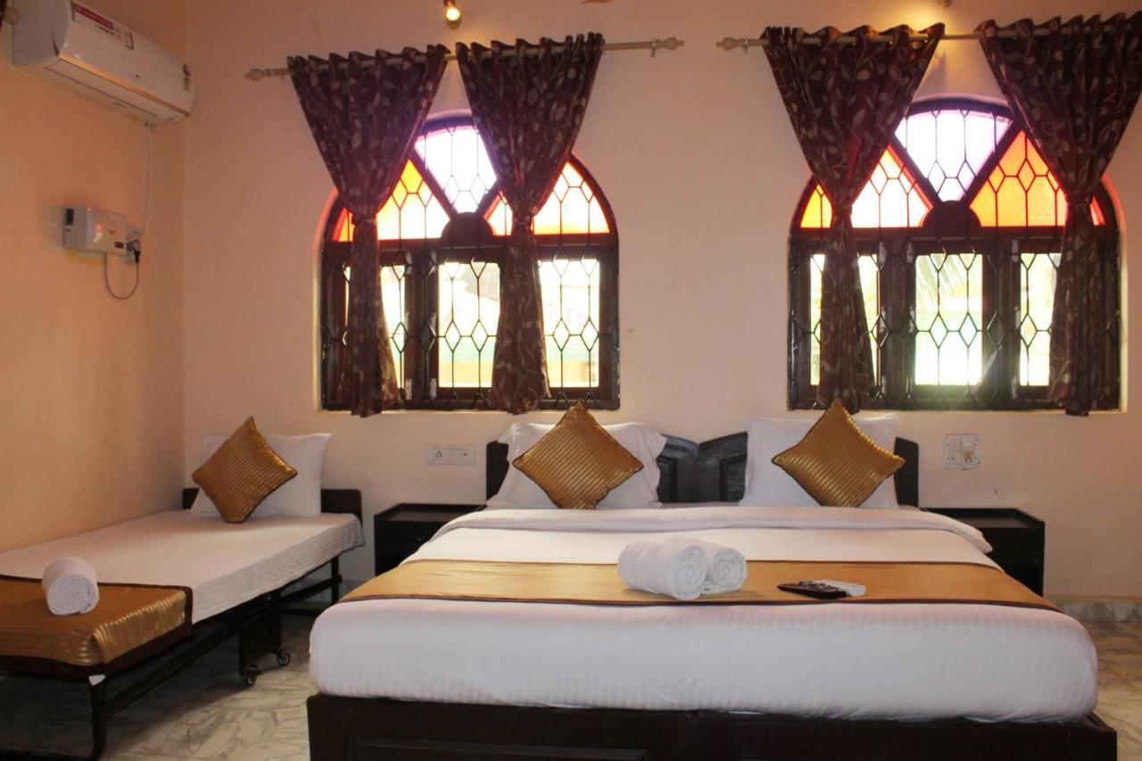 Baga Fantacia Beach Inn Exterior photo